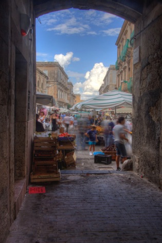 Siracusa Open air market activity IMG_4451_2_3_tonemapped.jpg Siracusa Open air market activity IMG_4451_2_3_tonemapped.jpg